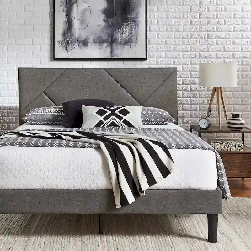 Lit plateforme rembourré gris avec tête de lit géométrique – Grand lit/Très grand lit